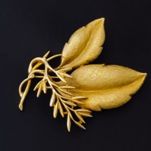 Vintage Sarah Coventry branch & leaves brooch